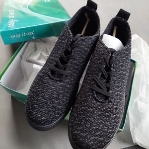 Easy Street tennis shoes in black